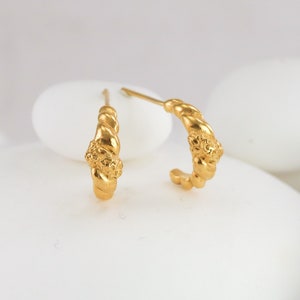 Pendientes Huggies Hollyhock Croissant en oro y plata, pendientes tipo botón con un toque floral y de hojas, aros diminutos de 1/2&quot; inspirados en la naturaleza