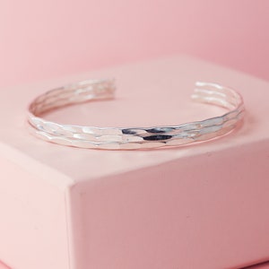 Set von 3 Sterling Silber Manschetten, gehämmerte Manschetten, Armband in benutzerdefinierter Größe, Sterling Silber Armbänder, Frauen Schmuck, Abschlussgeschenk Bild 1