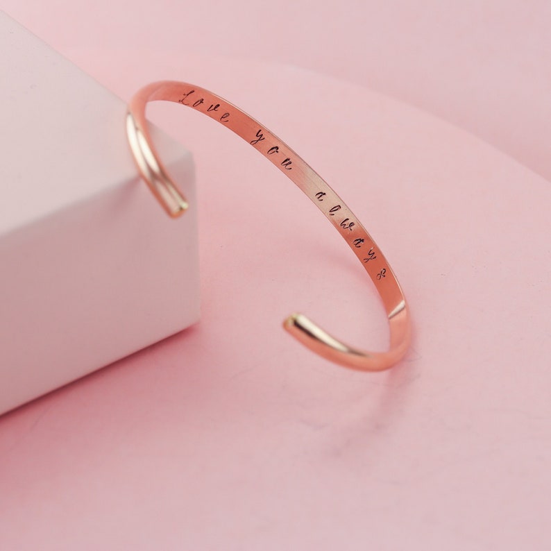 14k Rose Gold Fill Manchetarmband, Moederdagcadeaus, Gepersonaliseerde Manchetarmband, Stapelarmband, Brede Manchetsieraden, Gegraveerde manchet voor moeder afbeelding 1