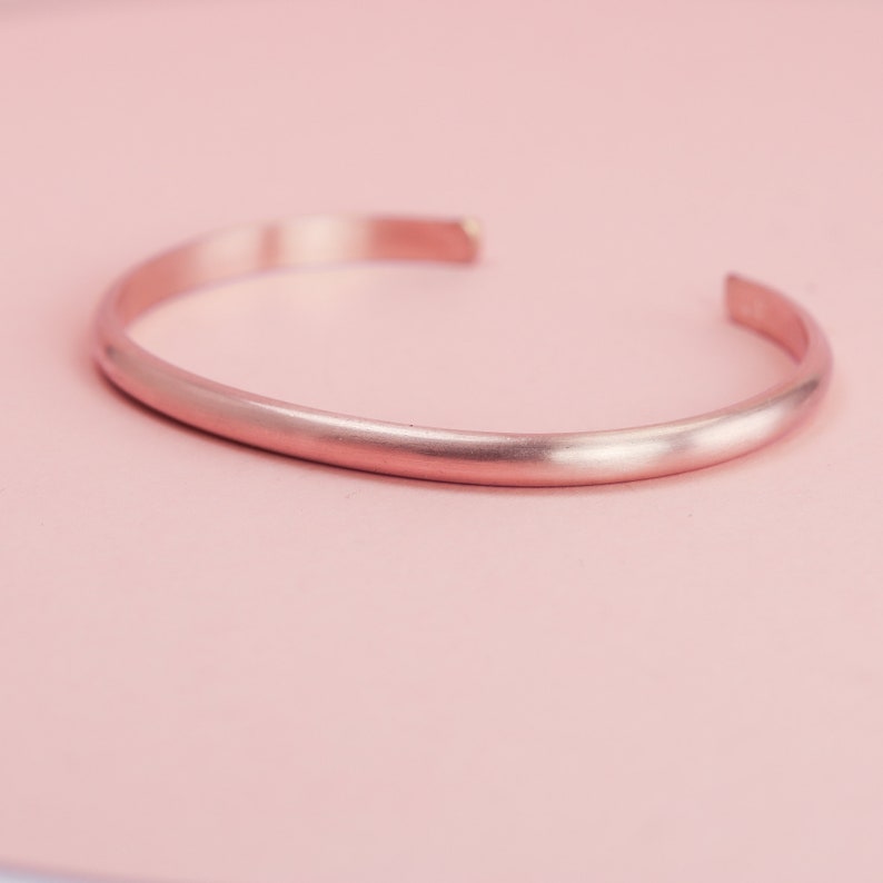 14k Rose Gold Fill Manchetarmband, Moederdagcadeaus, Gepersonaliseerde Manchetarmband, Stapelarmband, Brede Manchetsieraden, Gegraveerde manchet voor moeder afbeelding 6