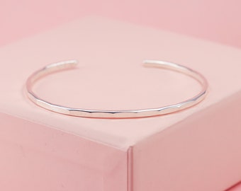 Hamrad silverarmring, tunt silvermanschettarmband, minimalistiska smycken, signaturmanschett i anpassad storlek, 2 mm personlig silverarmring, present till fru