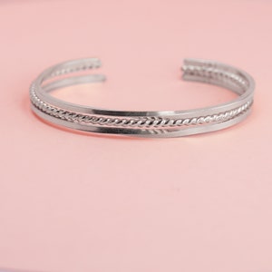 Manschettenarmband aus Sterlingsilber, dünnes Manschettenarmband aus Silber, gedrehtes Armband aus Sterlingsilber, minimalistischer Schmuck, handgefertigtes Freundschaftsarmband Bild 8