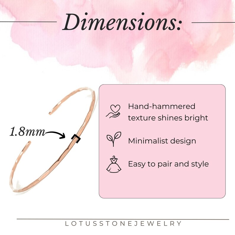 Pode incluir: Um bracelete de ouro rosa martelado com um design minimalista. O bracelete tem 1,8 mm de largura.  Dimens&otilde;es:  Textura martelada &agrave; m&atilde;o que brilha, Design minimalista, F&aacute;cil de combinar e de usar.
