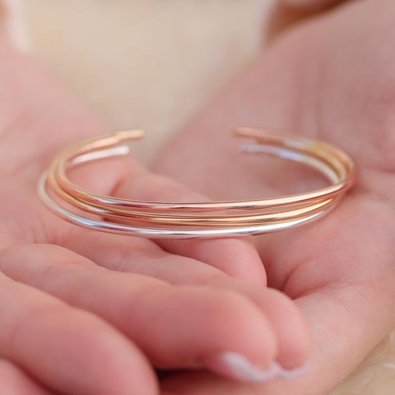 Bracciale Rigido Dorato In Ottone Per Donna – Largo, Regolabile, Stile Bohémien Con Perla Finta – Gioiello Impilabile