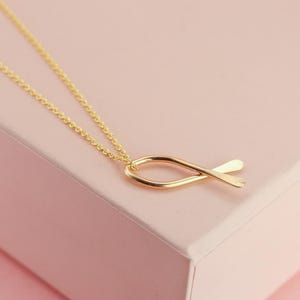 Tunt hamrat bandhalsband, smalt 2,5 cm Icthusfiskhänge i 14K guldfyllt och sterlingsilver, lätt konfirmationspresent till flickor