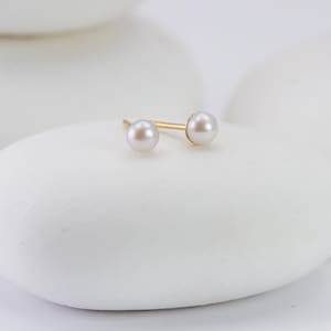 Minipareloorbellen van 14 kt massief, tweede gaatje met kleine witte parels van 3 mm, 14 kt.