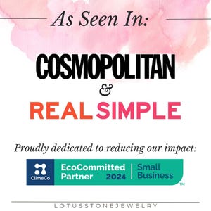 Pode incluir: Um gr&aacute;fico com o texto "As Seen In: COSMOPOLITAN & REAL SIMPLE" em preto e vermelho. Abaixo do texto, h&aacute; um ret&acirc;ngulo verde com o texto "ClimeCo EcoCommitted Partner 2024 Small Business TM" em branco. O texto "LOTUSSTONEJEWELRY" est&aacute; abaixo do ret&acirc;ngulo em preto.