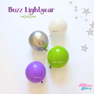 K&ouml;nnte beinhalten: Vier farbige Ballons: Silber, Wei&szlig;, Limettengr&uuml;n und Lila. Jeder Ballon ist mit seiner Farbe beschriftet. Der Text "Buzz Lightyear collection" steht oben. Das Logo The Balloon Bar befindet sich unten rechts.