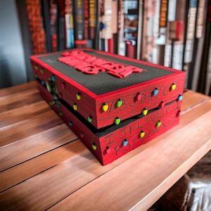 Pudełko Stranger Things | Oryginalny prezent dla fanów Netflixa | Hawkins Retro Mystery Box | Prezent dla geeków i zabawy