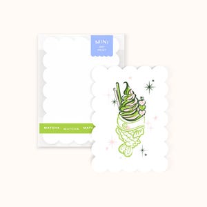 Può includere: Mini stampa artistica con un design di gelato al matcha. L'illustrazione è in verde e rosa su una carta bianca con bordo smerlato. Le parole "Mini Art Print" sono su un'etichetta blu.