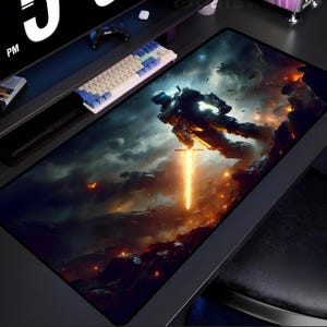 Tapis de souris Gamer War Soldier Energy Sword, accessoire de bureau futuriste sur le thème de la bataille de science-fiction, essentiel pour les jeux et les espaces de travail créatifs