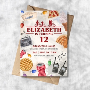 Puede incluir: Una invitación de cumpleaños con un diseño retro. La invitación incluye el texto "ELIZABETH IS TURNING 12" e ilustraciones de un gofre, un helado, una pizza y otros elementos temáticos. La invitación está en un sobre marrón.