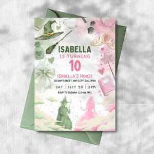 Könnte beinhalten: Eine skurrile Einladung zum 10. Geburtstag von Isabella mit Aquarellillustrationen eines Hexenhuts, eines Zauberstabs und einer Prinzessin. Die Einladung enthält Datum, Uhrzeit und Ort: 123 Any Street, Any City, CA 123456.