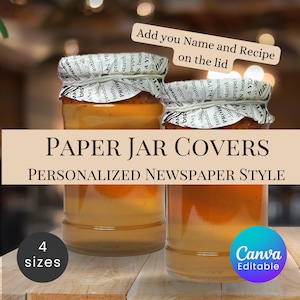 Op de afbeelding: Twee glazen potten met deksels bedekt met krantenpapier. De potten bevatten een gouden vloeistof. De tekst op het papier luidt "Voeg uw naam en recept toe op het deksel". De tekst onder de potten luidt "PAPIER POTDEKKELS GEPERSONALISEERD KRANTENSTIJL 4 maten Canva Bewerkbaar".