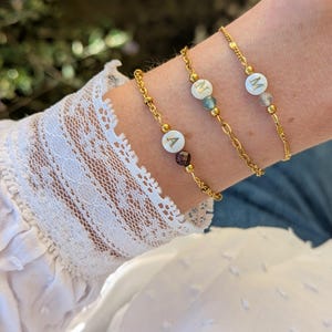 Pulsera personalizada con inicial de nácar, piedra natural, en acero inoxidable bañado en oro. Amor, amistad, niño, carta, minimalista.