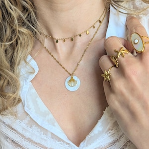 Naïa necklace, round white mother-of-pearl pendant, shell and twisted gold-plated stainless steel chain. Minimalist, ocean, sea, beach