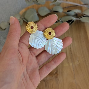 Ariel earrings, mother-of-pearl shell and sun circle in gold-plated stainless steel. Summer, beach, sea, ocean