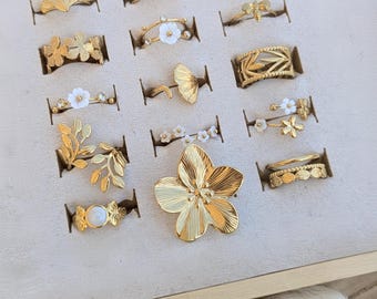 Adjustable gold-plated ring with white mother-of-pearl flowers and stainless steel. Minimalist, floral, spring.