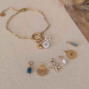Charm bracelet with round clasp. Customizable, gold-plated stainless steel. Stones, mother-of-pearl, love, sea, seashell, eye, initial