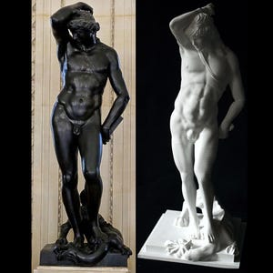 Puede incluir: Dos esculturas de una figura masculina desnuda de pie con una mano en la cabeza. La escultura de la izquierda es negra y la escultura de la derecha es blanca.