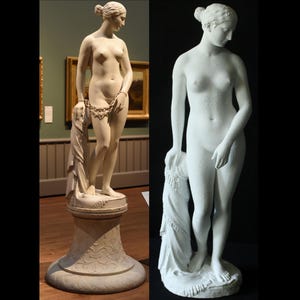 Puede incluir: Una escultura de mármol blanco de una mujer desnuda de pie sobre un pedestal. La mujer sostiene una tela en su mano izquierda y su mano derecha descansa sobre su cadera. La escultura está en un entorno de museo.