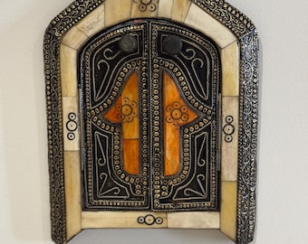 Handgefertigter marokkanischer Spiegel mit Knochen-Intarsien und Hamsa-Motiv