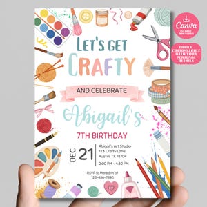 Puede incluir: Una tarjeta de invitación digital con el texto Let's Get Crafty and Celebrate Abigail's 7th Birthday el 21 de diciembre. El borde está decorado con ilustraciones coloridas de paletas de pintura, pinceles, lana, tijeras y pegamento.