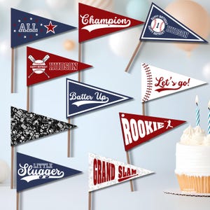 Peut inclure: Ensemble de fanions sur le thème du baseball en rouge, blanc et bleu. Les fanions affichent des phrases telles que "Champion", "Batter Up" et "Grand Slam". Certains fanions comportent des graphiques de baseball et le texte "Happy Birthday Hudson".
