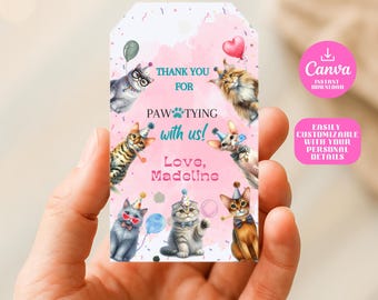 Könnte beinhalten: Eine rosa Geschenkanhänger mit Katzen-Illustrationen in Party-Outfits. Der Text lautet: "DANKE FÜR'S MITFEIERN mit uns! Love, Madeline." Enthält Canva- und Anpassungsdetails.