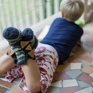 make your own Buttoned Slipper Socks DIGITAL KNITTING PATTERN toddler child tween image 5