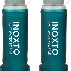 以下が含まれることがあります： 白いロゴに「INOXTO SOFT WATER BOTTLE」と書いてある、ターコイズブルーのソフトウォーターボトルが2本。白いラベルには「500ml / 17oz」と書いてあります。
