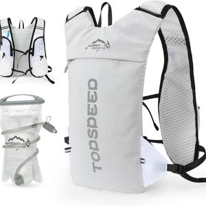 Op de afbeelding: Witte hardloop-hydratatierugzak met een mesh-rugpaneel, een groot voorvak en een klein ritsvak. De rugzak heeft de tekst "TopSpeed" en "outdoor INOXTO" erop gedrukt.