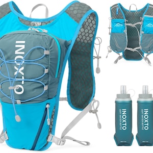 Puede incluir: Un chaleco de hidratación para correr azul y gris con dos botellas de agua. El chaleco tiene un panel trasero de malla y correas ajustables. Las botellas de agua están etiquetadas como "INOXTO Soft Water Bottle".