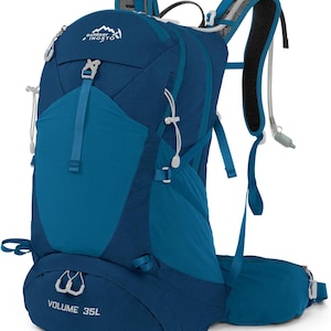 Puede incluir: Una mochila de senderismo azul y gris con una vejiga de hidratación y un volumen de 35L. La mochila tiene un panel trasero de malla y correas ajustables.