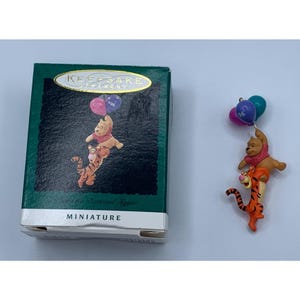 Hallmark Winnie The Pooh & Tigger Mini 1996 Ornament Balloon Fun