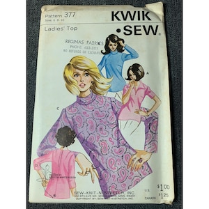 Puede incluir: Patrón de costura Kwik Sew para tops de mujer. El patrón presenta ilustraciones de tops y pantalones de varios estilos. La portada muestra a una mujer con un top y pantalón de paisley morado. El patrón incluye tallas 6-8-10.