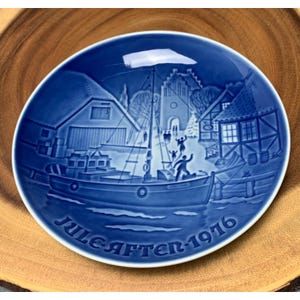 Bing Grondahl 1976 Christmas Plate &quot;Christmas Welcome&quot; Copenhagen Porcelain Blue & White Collectible
