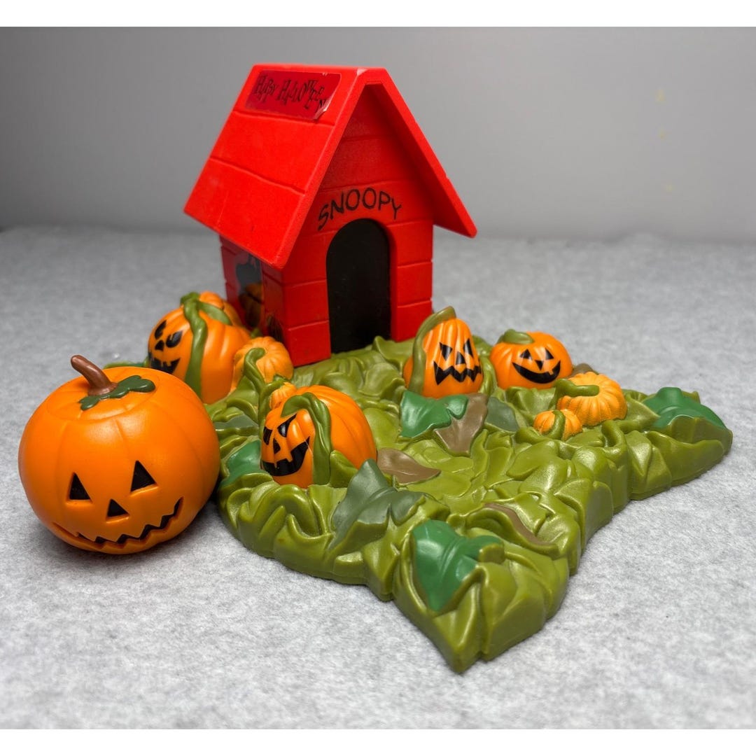 Vintage Peanuts Snoopy Halloween Doghouse Pumpkin Patch Display