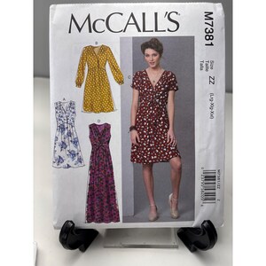 Puede incluir: Un patrón de costura McCall's, M7381, con ilustraciones de diseños de vestidos. El patrón incluye un vestido con estampado floral, un vestido amarillo con lunares blancos y un vestido burdeos con estampado floral. Talla ZZ (Lrg-Xlg-XXl).