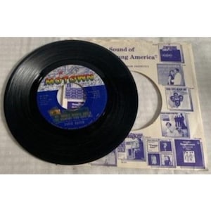 Pode incluir: Um disco de vinil preto com um rótulo Motown azul e branco. O disco é acompanhado por uma capa de papel vintage com arte do álbum e o texto "Sound of Young America."