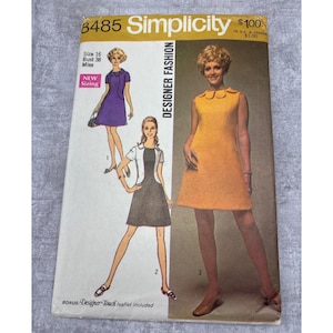 Op de afbeelding: Een Simplicity 8485 naaipatroon-envelop voor een mouwloze jurk met een geschulpte halslijn. De hoes bevat illustraties en een foto van de jurk in paars, zwart-wit en geel. De tekst bevat Size 16, Bust 38, Miss.