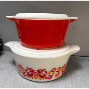Vintage 1970s Pyrex Friendship Pattern Casserole Dishes with Lids Red White 1.5 Qt & 2.5 Qt Sizes Made In USA