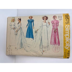 Puede incluir: Sobre de patrón de costura Simplicity vintage con ilustraciones de vestidos de novia. El sobre es de color beige con el número 8575 y la palabra "Simplicity" en amarillo. La talla es 12, contorno de busto 86 cm. El sobre también tiene el texto "KEY 1 TAXABLE".