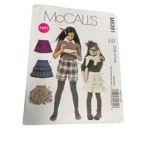 Può includere: Modello di cucito McCall's per abbigliamento da ragazza, numero di modello M6391, taglia CCE (3-4-5-6). Il modello include istruzioni per realizzare un paio di pantaloncini a quadri, una gonna a balze e una gonna di jeans.