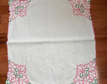 Biały lniany obrus z haftowanymi kwiatami w kolorze różowym i zielonym, z wyciętymi krawędziami, VTG
