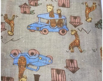 Tela de algodón con estampado de jirafas, 18x44 cm, estilo retro, con temática de pueblo safari, coches azules, cabañas rosas y un ambiente divertido.