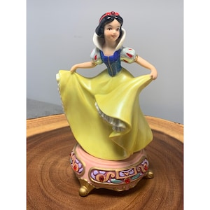 Disney Snow White 7&quot; Jeweled Base Dancing figurine - Porcelain Made In Sir Lanka