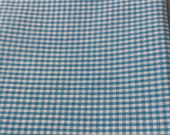 Blauw-wit geruite katoenen stof (fat quarter) 18x22 inch, geschikt voor quilten, naaien en knutselen.