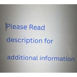 K&ouml;nnte beinhalten: Nahaufnahme eines Bildschirms mit dem Text "Please Read description for additional information" in dunkelblauer Schrift auf hellgrauem Hintergrund. Die Schriftart ist serifenlos.