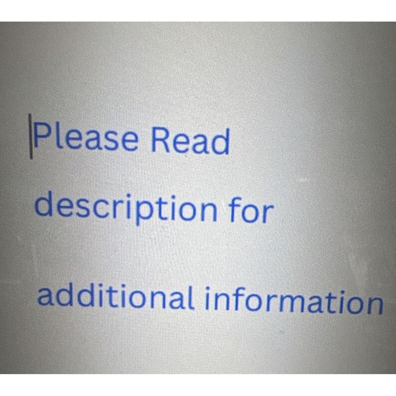 K&ouml;nnte beinhalten: Nahaufnahme eines Bildschirms mit dem Text "Please Read description for additional information" in dunkelblauer Schrift auf hellgrauem Hintergrund. Die Schriftart ist serifenlos.